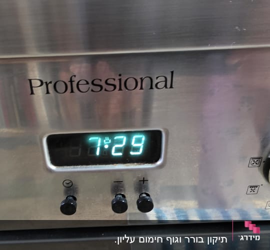 תקריב של צג דיגיטלי ולוח פיקוד בתנור אפייה מנירוסטה